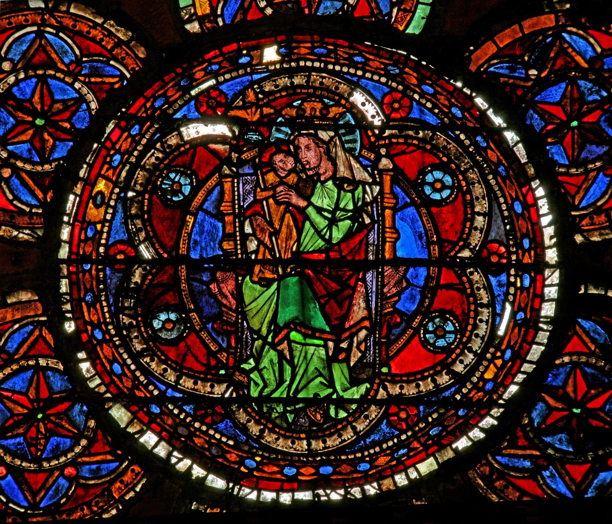 Window w10 depicting the Virgin and Child by French School