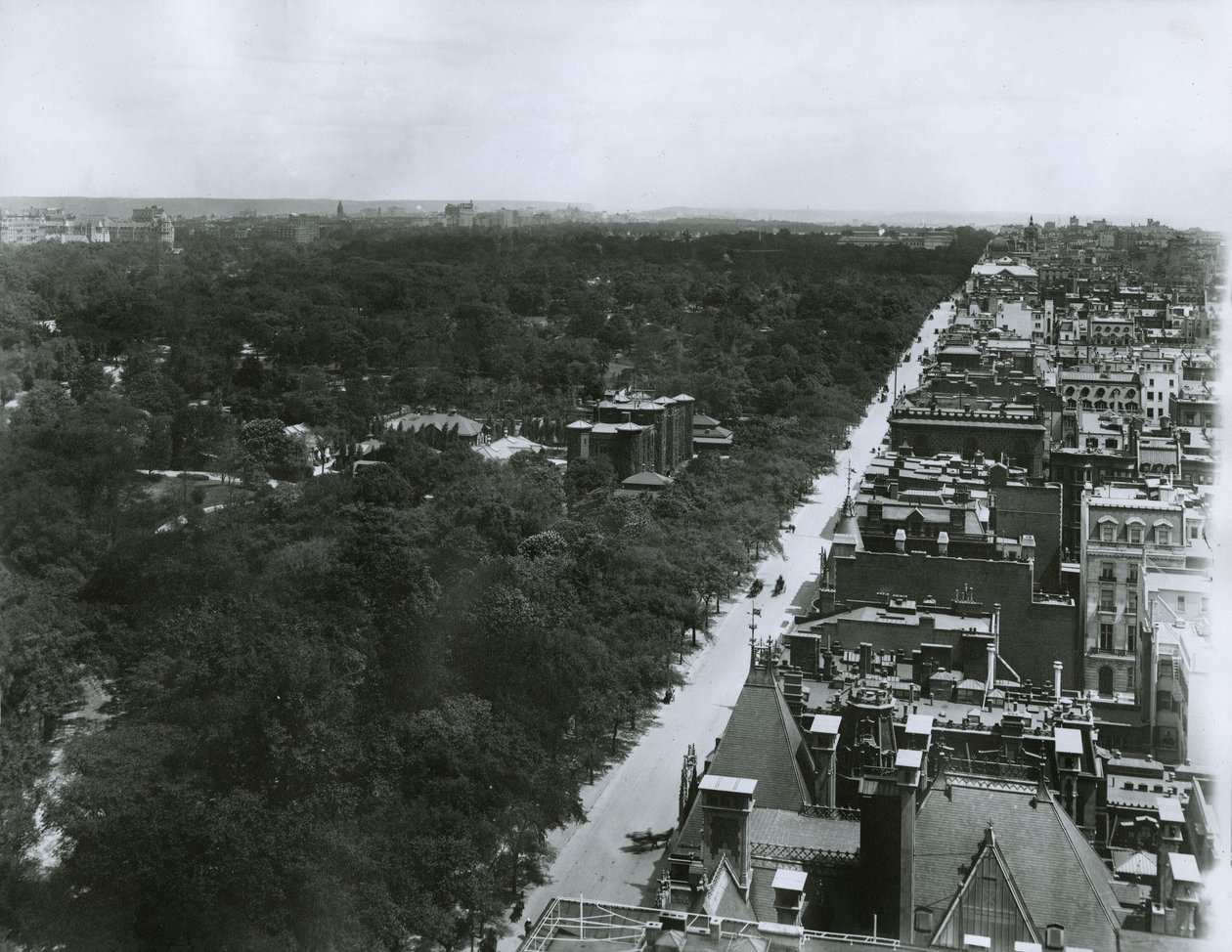 Fifth Avenue, looking north from the roof of the Metropolitan Club in 61st Street, New York City by G.P. Hall und Sohn
