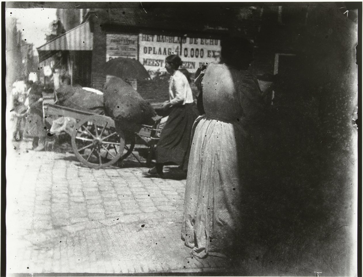 Activity in Houtkopersdwarsstraat and Jodenbreestraat in Amsterdam by George Hendrik Breitner