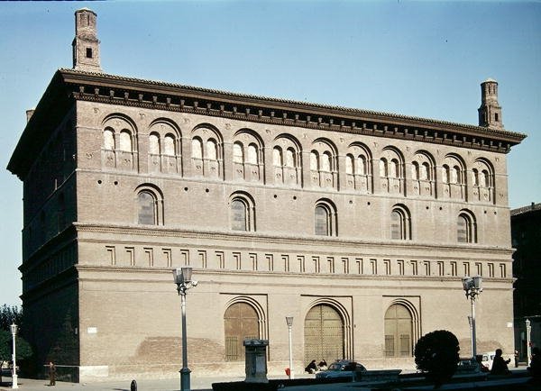 Exterior of La Lonja by Gil Morlanes