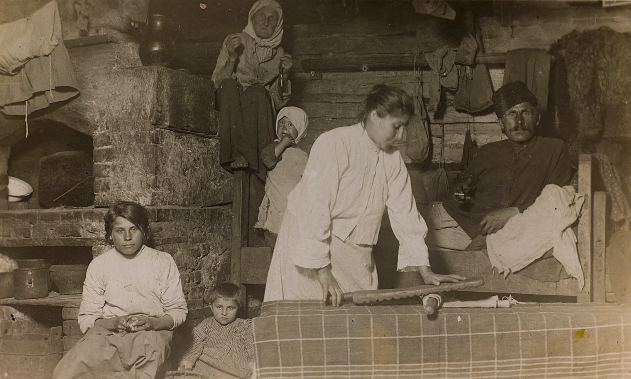 First World War: the Ukraine in the years 1914-1916 during the invasion of the German army. Family inside a house by Heldenfriedhof Dsessentniki (attr. to)