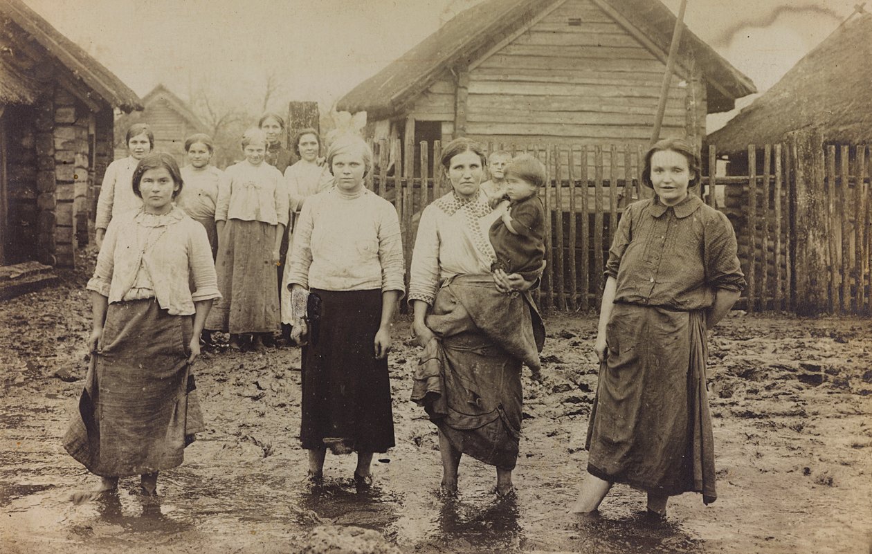 First World War: the Ukraine in the years 1914-1916 during the invasion of the German army. Portrait of a group of women with children by Heldenfriedhof Dsessentniki (attr. to)