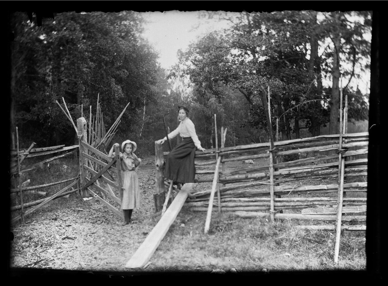 Lilli and Elsa Simberg at the Gate on Niskapohja Road