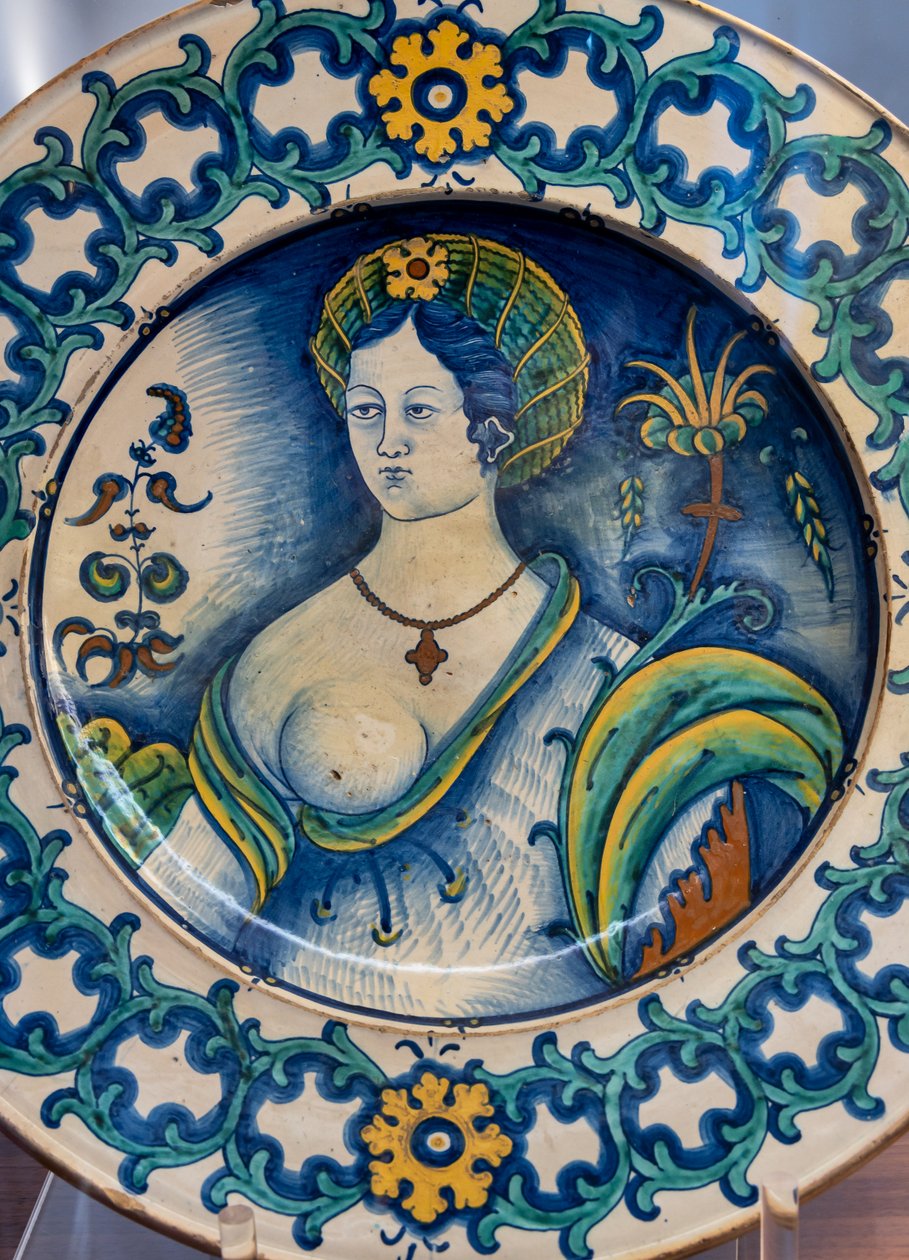 Plate decorated by a beautiful woman