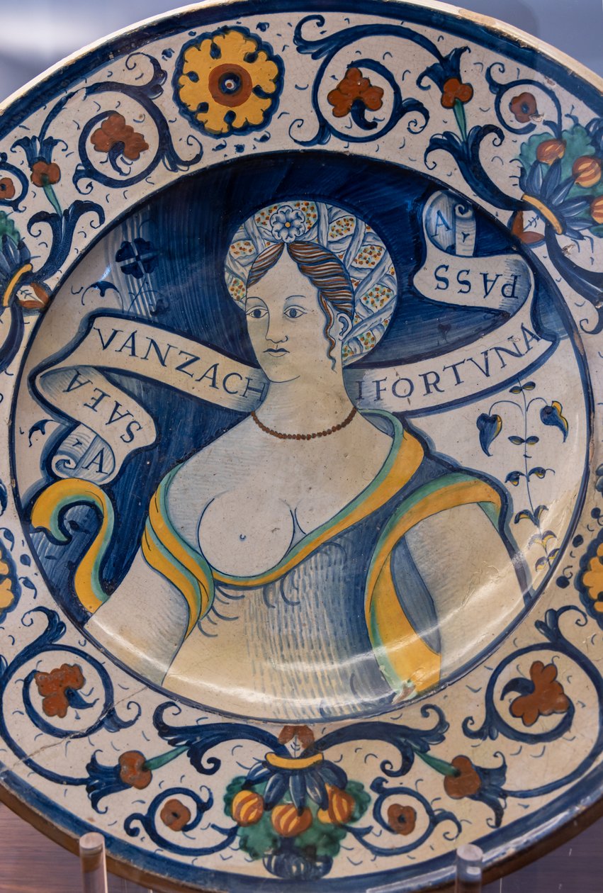 Plate decorated by a beautiful woman