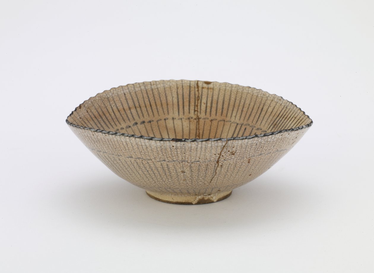 Kyoto ware individual serving bowl in shape of sedge hat, with mark 