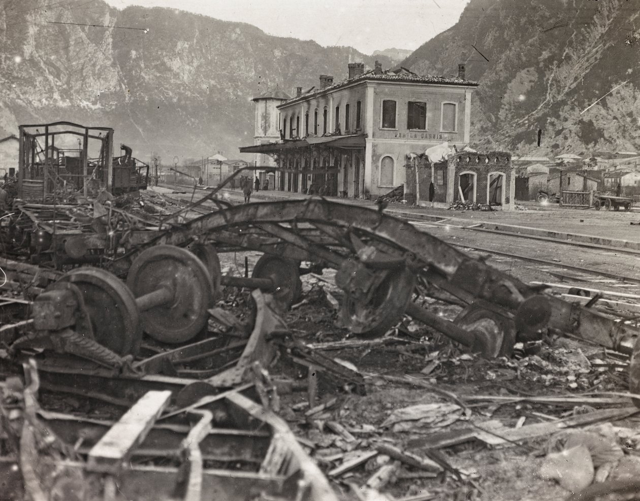 Album "Meine weltkriegs - Erinnerungen South-West Front (Carinthia, Italy, South Tyrol) 31/03/1915-12/11/1918 - Josef Zohles Wien": rubble and scrap metal by Josef Zohles
