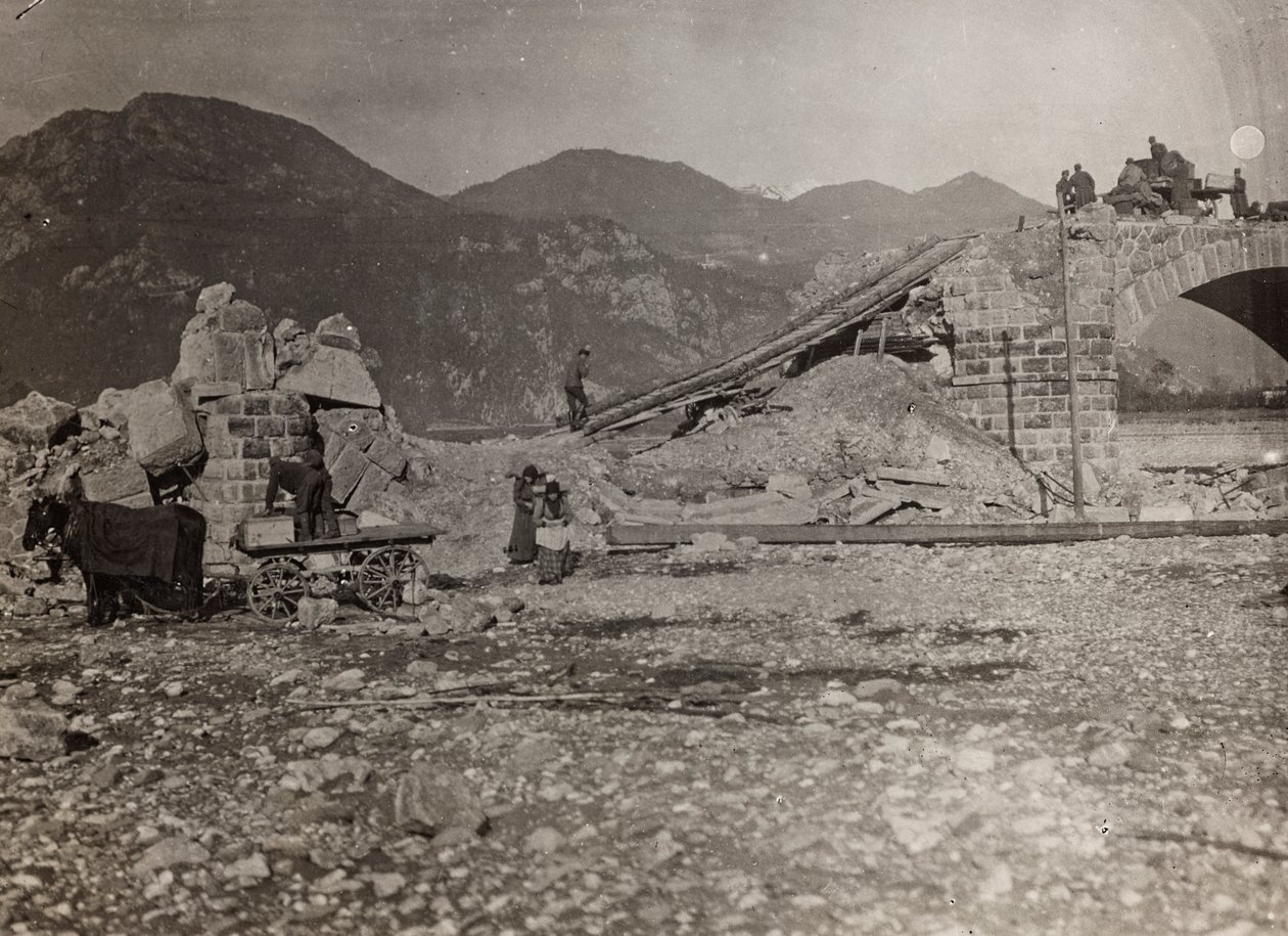 Album "Meine weltkriegs - Erinnerungen South-West Front (Carinthia, Italy, South Tyrol) 31/03/1915-12/11/1918 - Josef Zohles Wien": rubble of a bridge over the Tagliamento by Josef Zohles