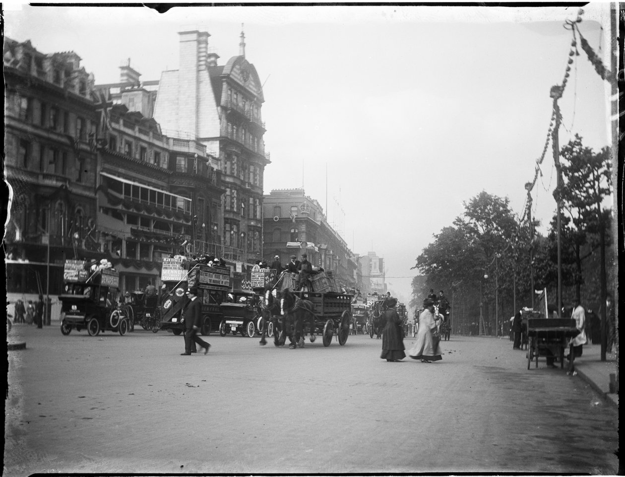 Piccadilly, City Of Westminster, London, 20/06/1911 by Katherine Jean Macfee