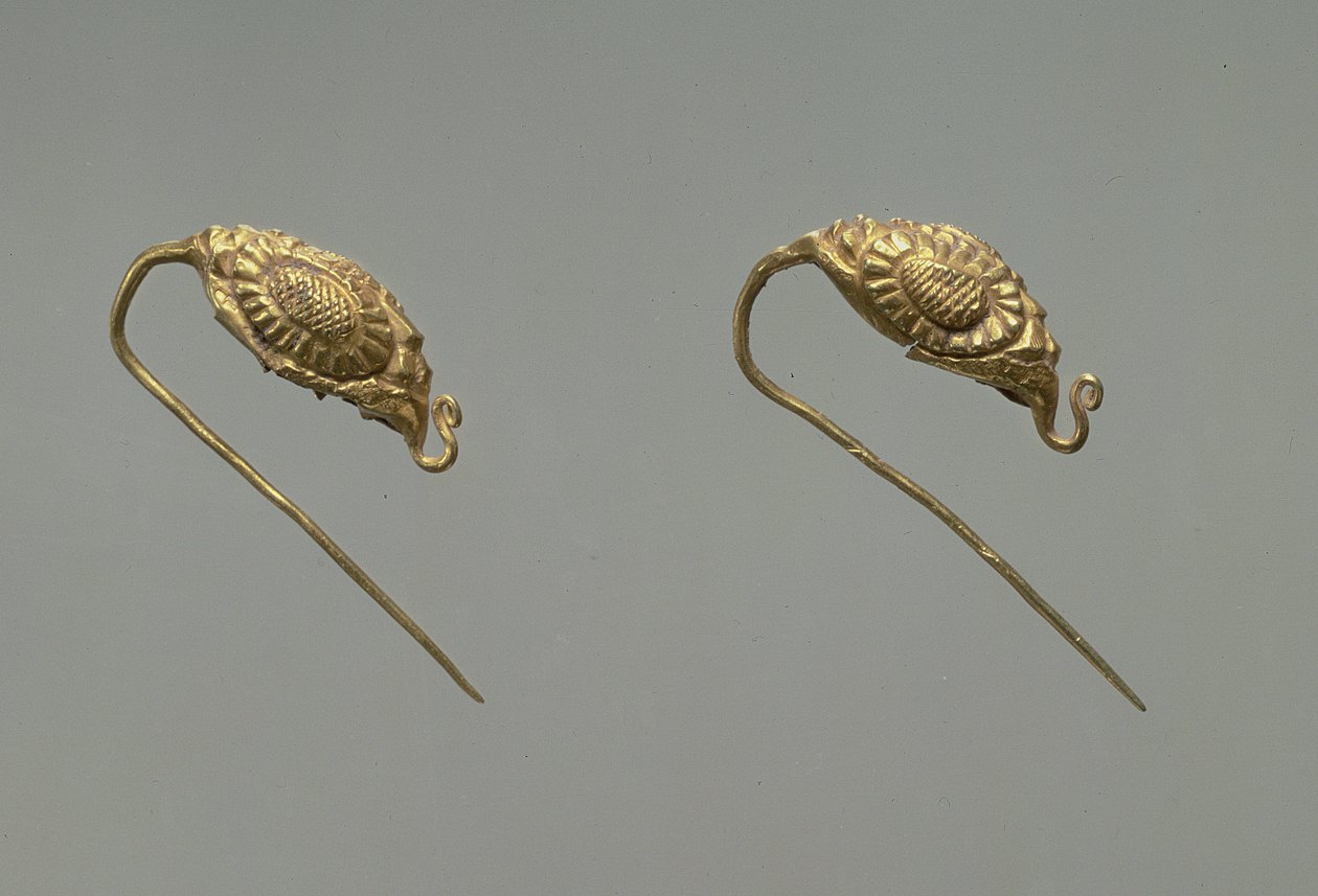 Pair of gold earrings, Liao Dynasty, 10th-11th century by Liao Dynasty Chinese School
