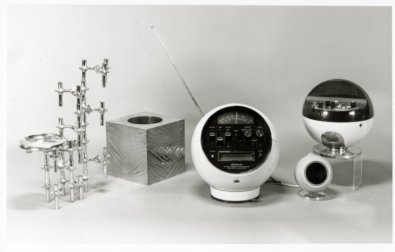 Retro table, waste paper bin and music players by Unbekannt Unbekannt