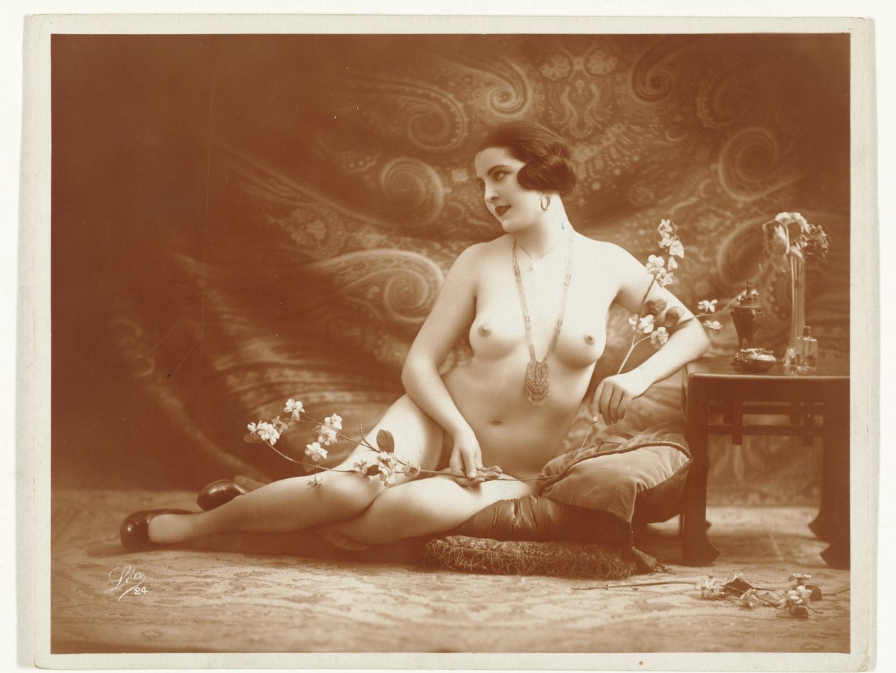 Female Nude with Flowers by Léo
