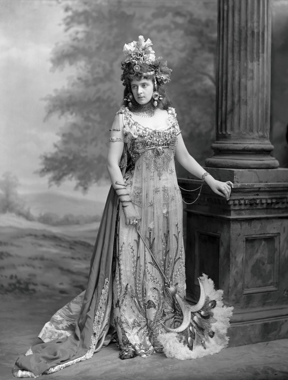 Mrs. Algernon Bourke 1870-1967, née Guendoline Irene Emily Sloane-Stanley, 1897 by London . Photo studio Lafayette
