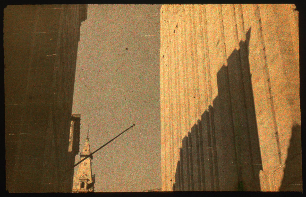 Color photograph of city buildings with Autochrome Lumière and a 35mm camera by Luis Marden