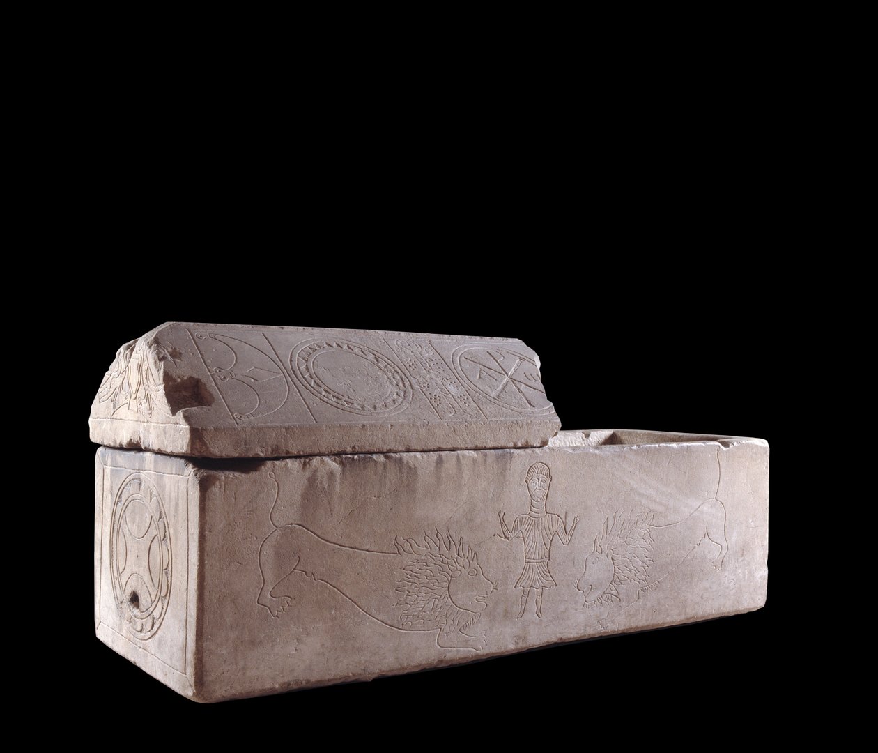 Merovingian art: sarcophagus of Charenton on Cher decorates scenes of the martyrdom of Daniel in the den of lions by Merovingian