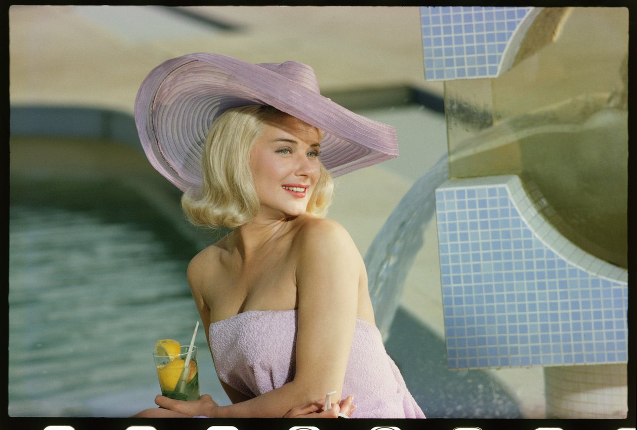 Hope Lange photo shoot by pool by Orlando Suero