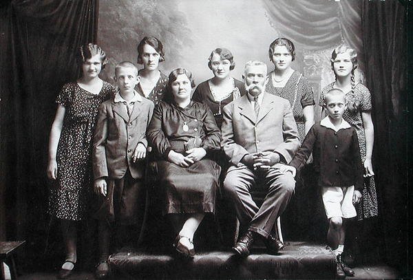 Family with numerous children, early twentieth century by Photographer Austrian