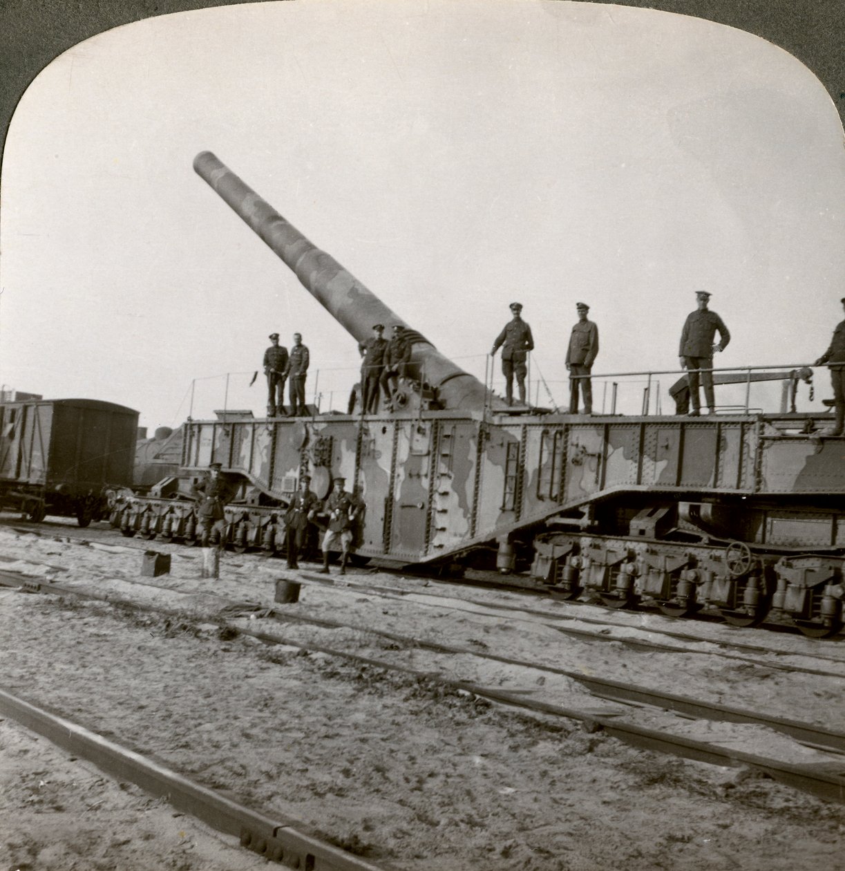 16 inch railway gun which pulverised the Hindenburg Line, World War I, France, 1917-1918 by Realistic Travels Publishers