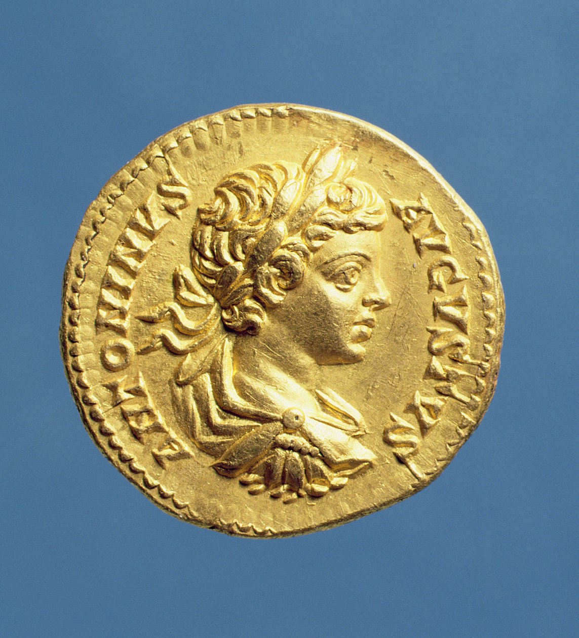 Aureus (obverse) with head of Carcalla (196-217) grapes, cuirassed, wearing a laurel wreath. Minted under Septimus Severus (193-211) Inscription: ANTONINVS AVGUSTVS by Roman