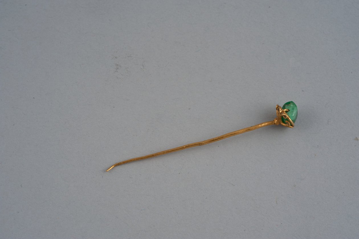 Hairpin (gold and emerald) by Roman