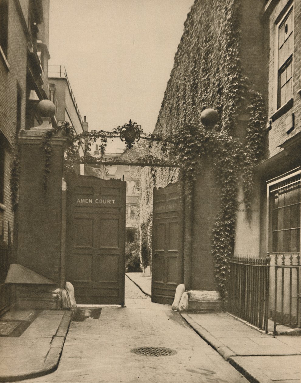 Entrance to Quiet Amen Court in Warwick Lane by SO Gorse