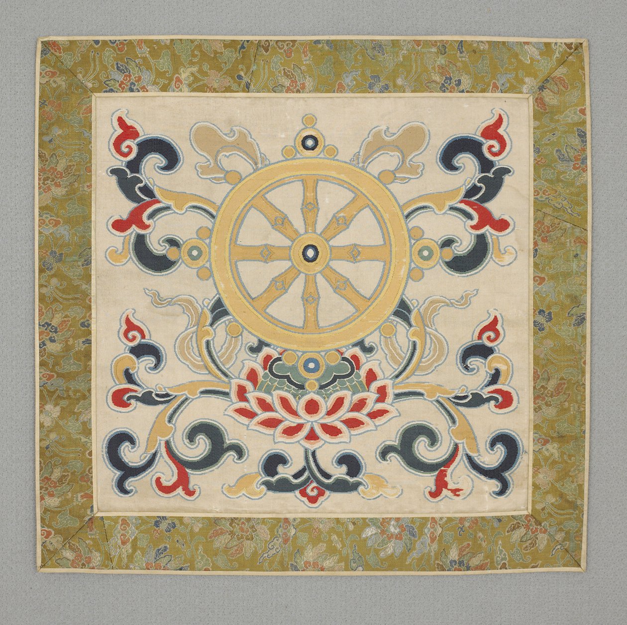 Eight Buddhist precious things, Wheel of the Law by School Chinese