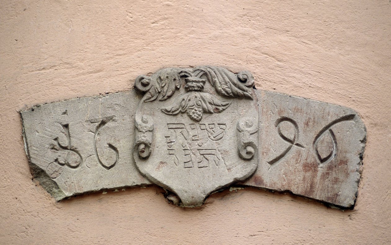The alleyway of the Jews in Obernai (67). Places of worship: inscription bearing a Hebrew date and the corresponding date of the Christian era: 1696. A synagogue was reportedly built two years after the authorization of Intendant La Grange, which allowed J by School Jewish