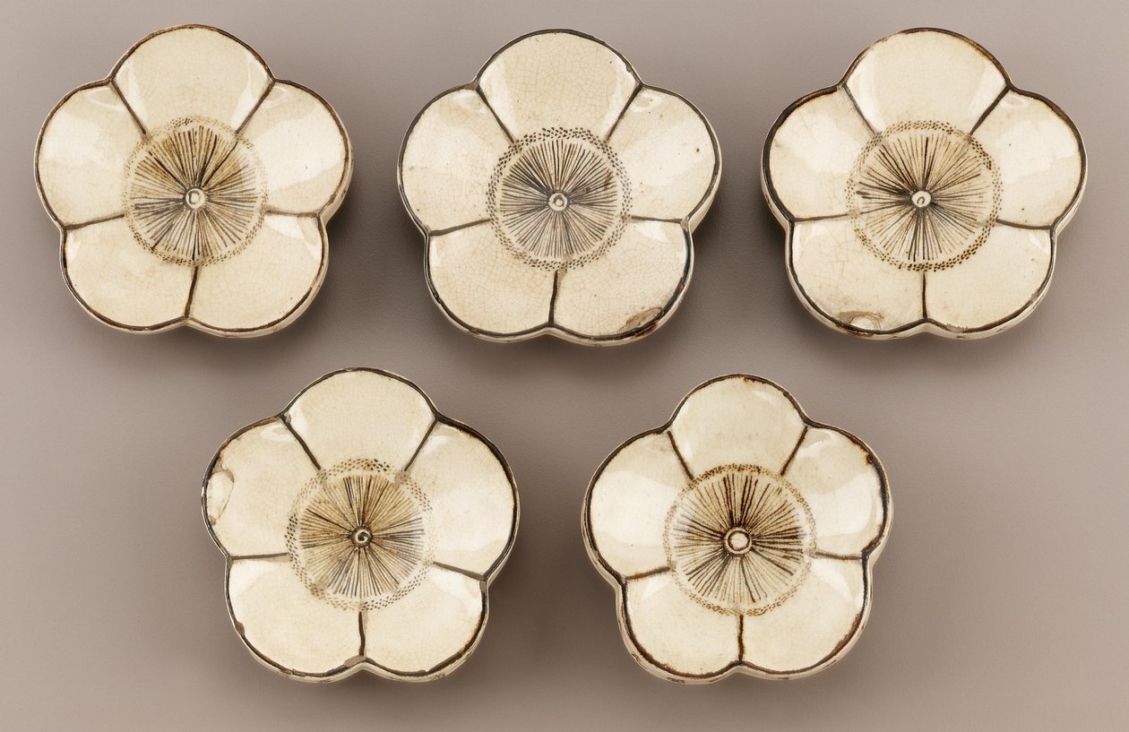 Saucer in Form of Plum Blossom, Kyoto, Kyoto-fu, Edo period by Taizan Yohei