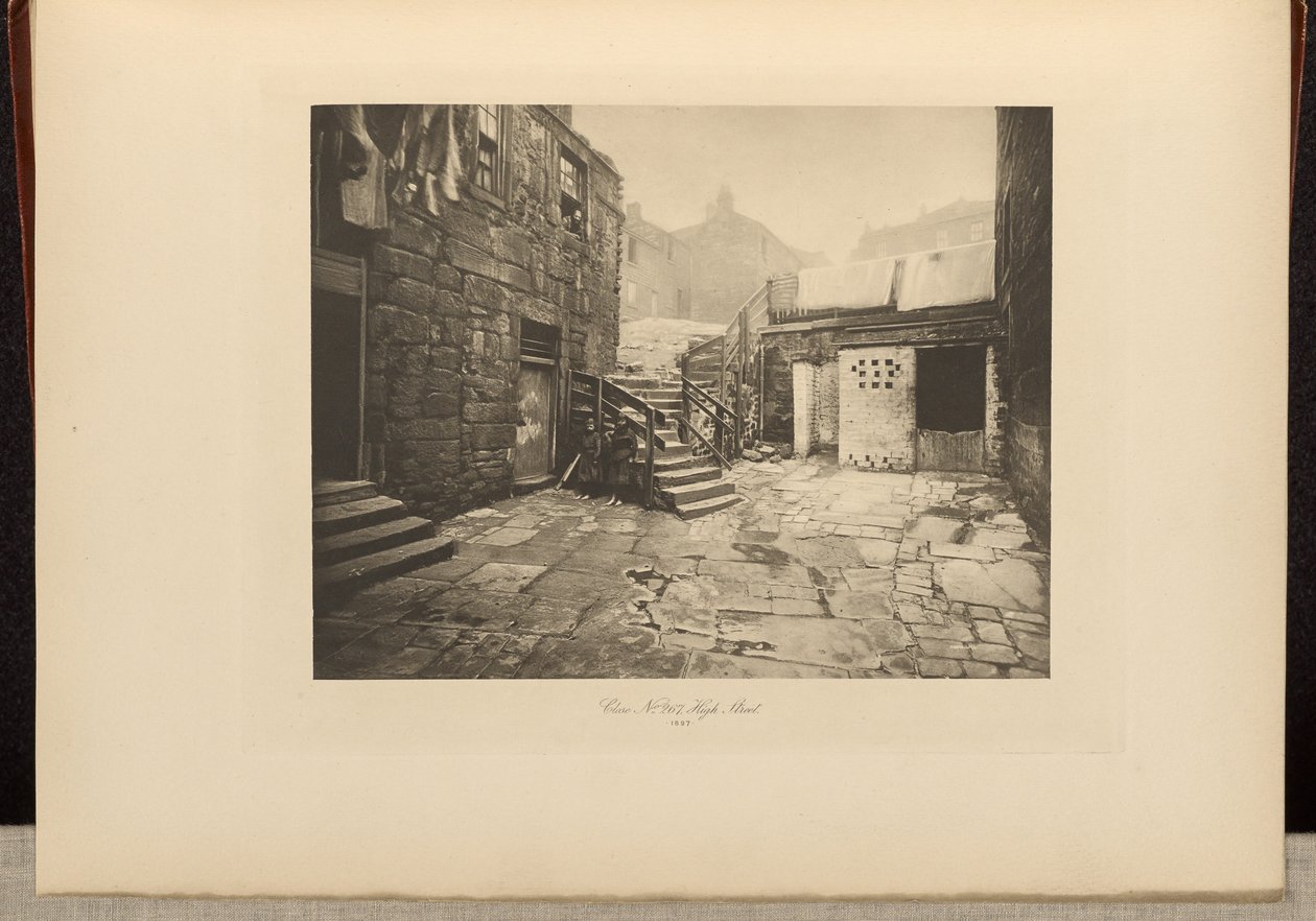 Close No. 267 High Street by Thomas Annan