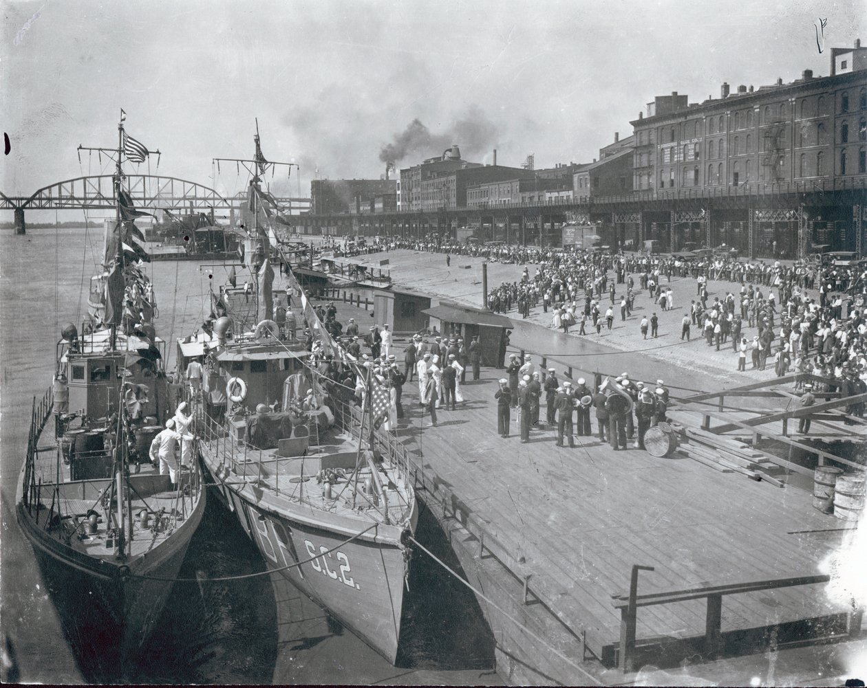 Crowd on Riverfront Greeting U.S. Navy Anti-Submarine Flotilla for Demonstration Visit, 13 June 1919 by Unbekannt Unbekannt