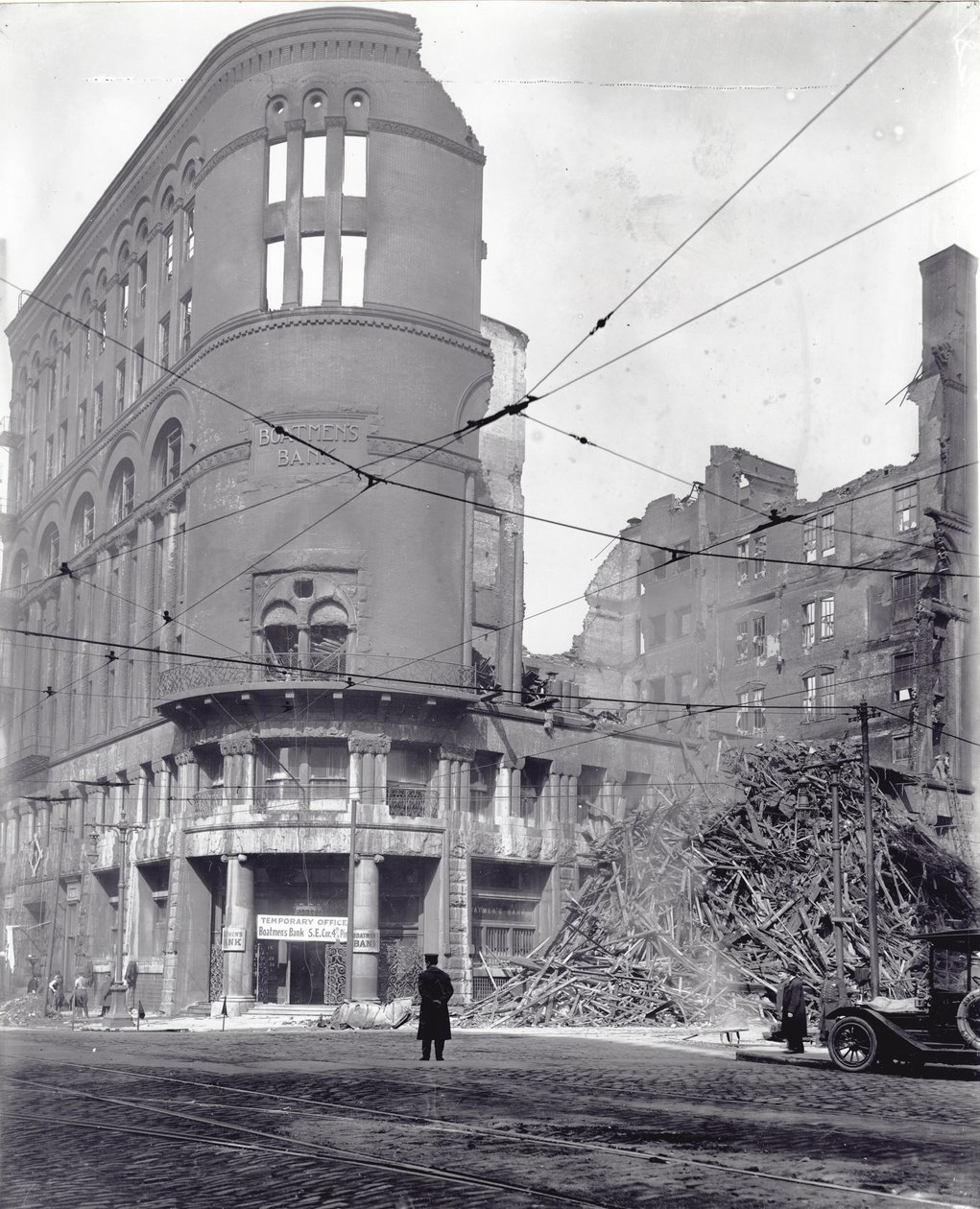 Fire Wreckage at the Northwest Corner of Fourth Street and Washington by Unbekannt Unbekannt