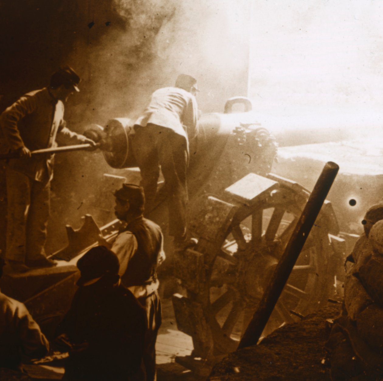 155 cannon in action, Arras, northern France, 1915 by Unbekannt