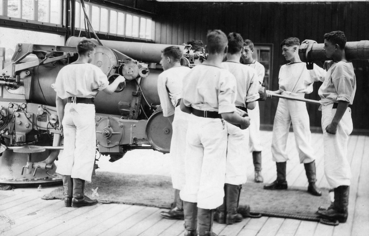 6-inch gun drill, Royal Navy training establishment, Shotley, Suffolk by Unbekannt