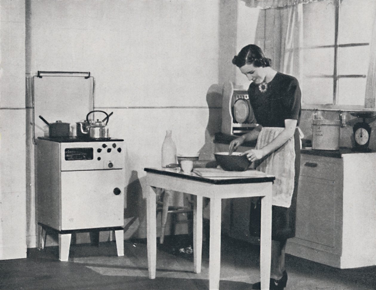 A British kitchen equipped with a cabinet gas cooker by Unbekannt