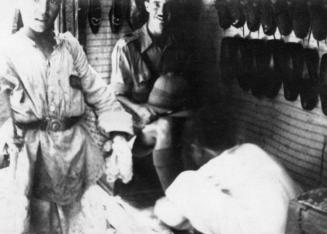 A British Officer in a Shoe Shop, Baghdad, Mesopotamia, WWI, 1918 by Unbekannt