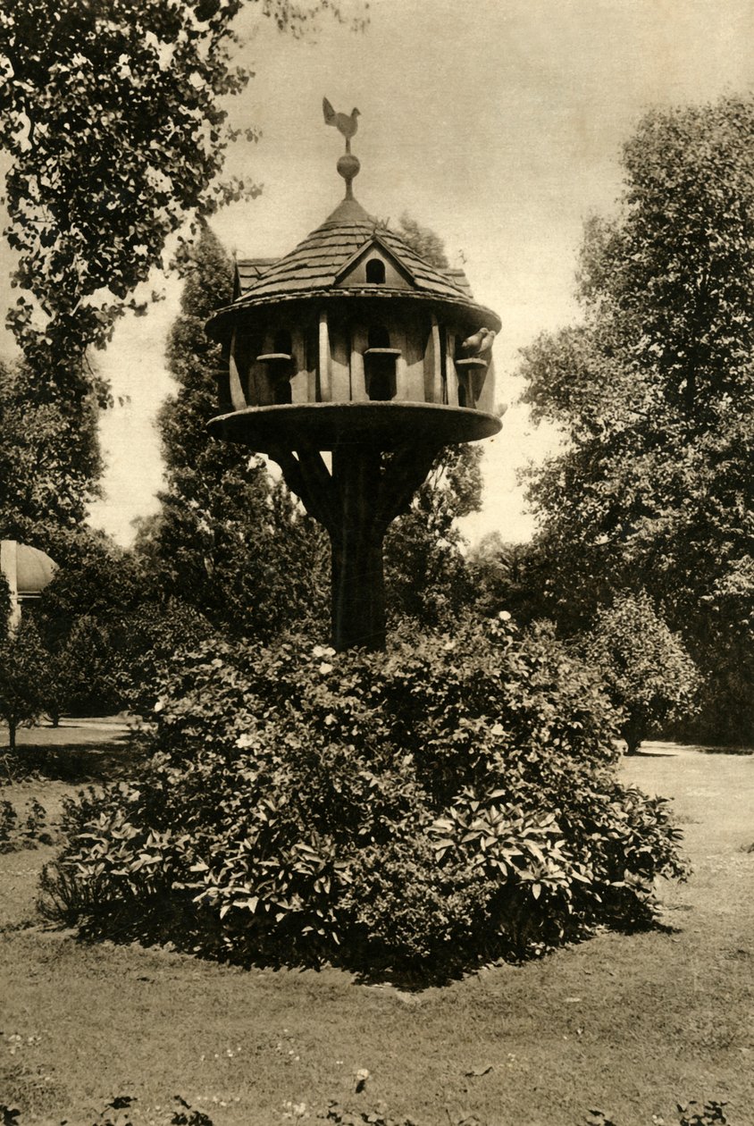 A Dovecote - in the garden of Dowager Marchioness of Bute, St. Johns Lodge, Regents Park, 1920 by Unbekannt