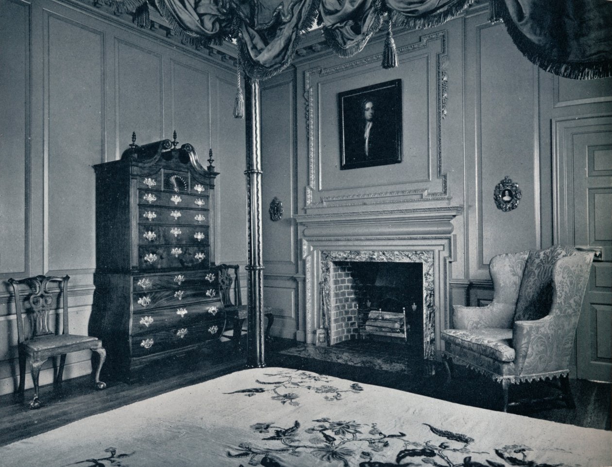 A New England Chest-on-Chest with Bombe Base in one of the bedrooms of the palace of Williamsburg by Unbekannt