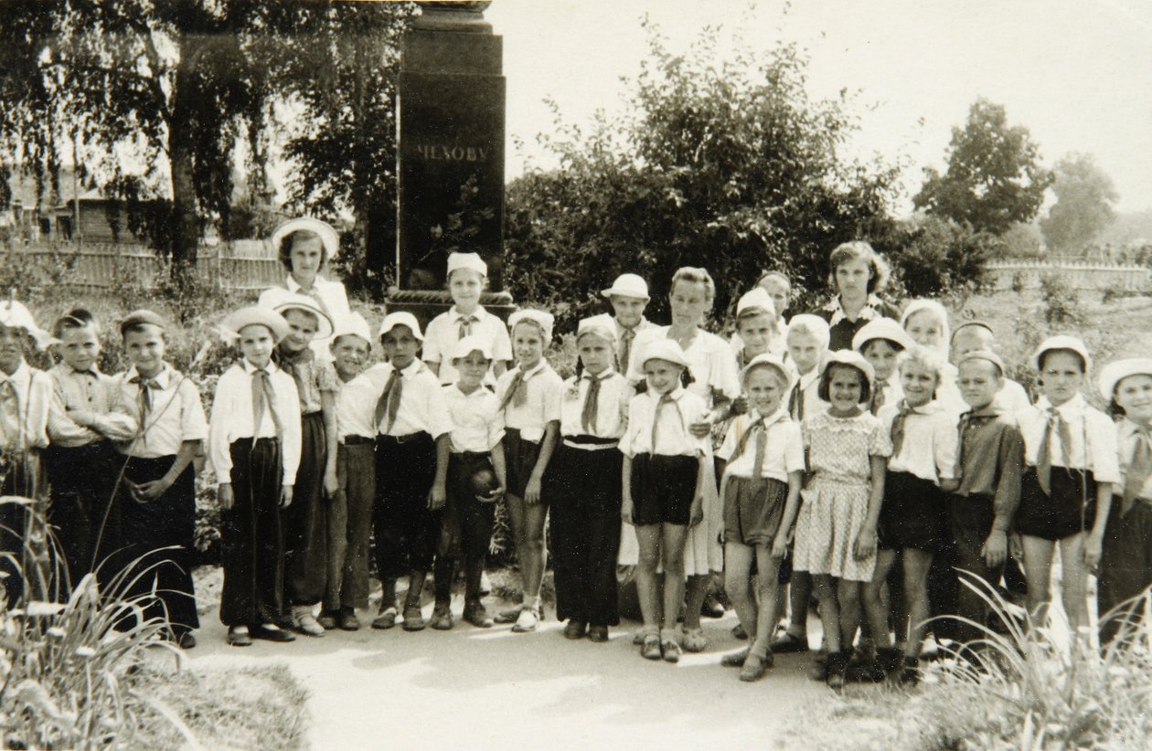 A Young Pioneers unit in Yalta, Crimea, USSR by Unbekannt