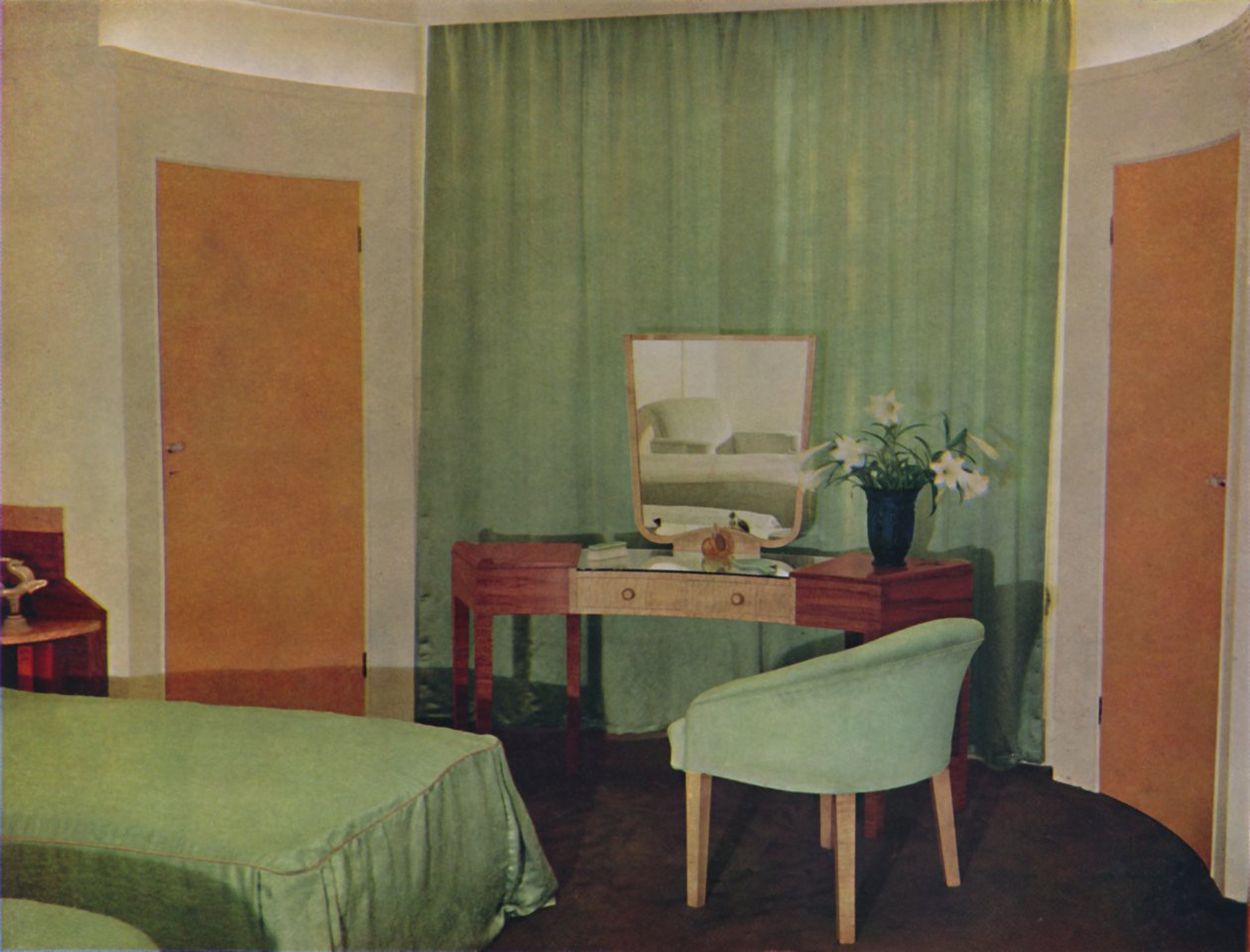 A bedroom in a house at Portland Place, designed by Ian Henderson & Co. of London, 1935 by Unbekannt