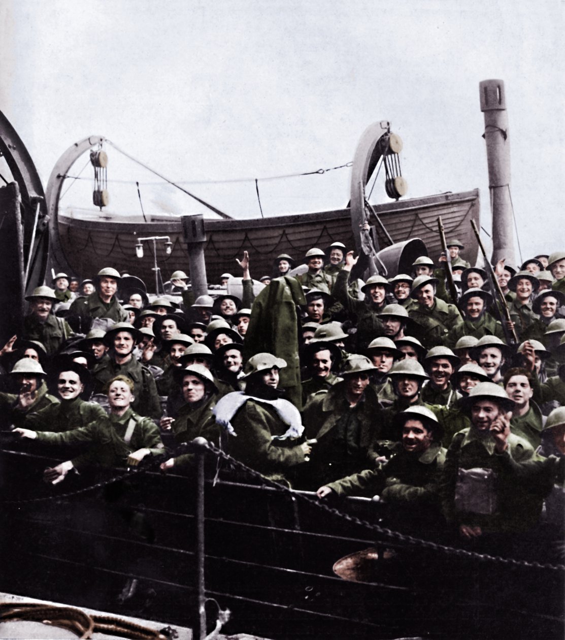 A boat of soldiers rescued from Dunkirk, 1940 by Unbekannt