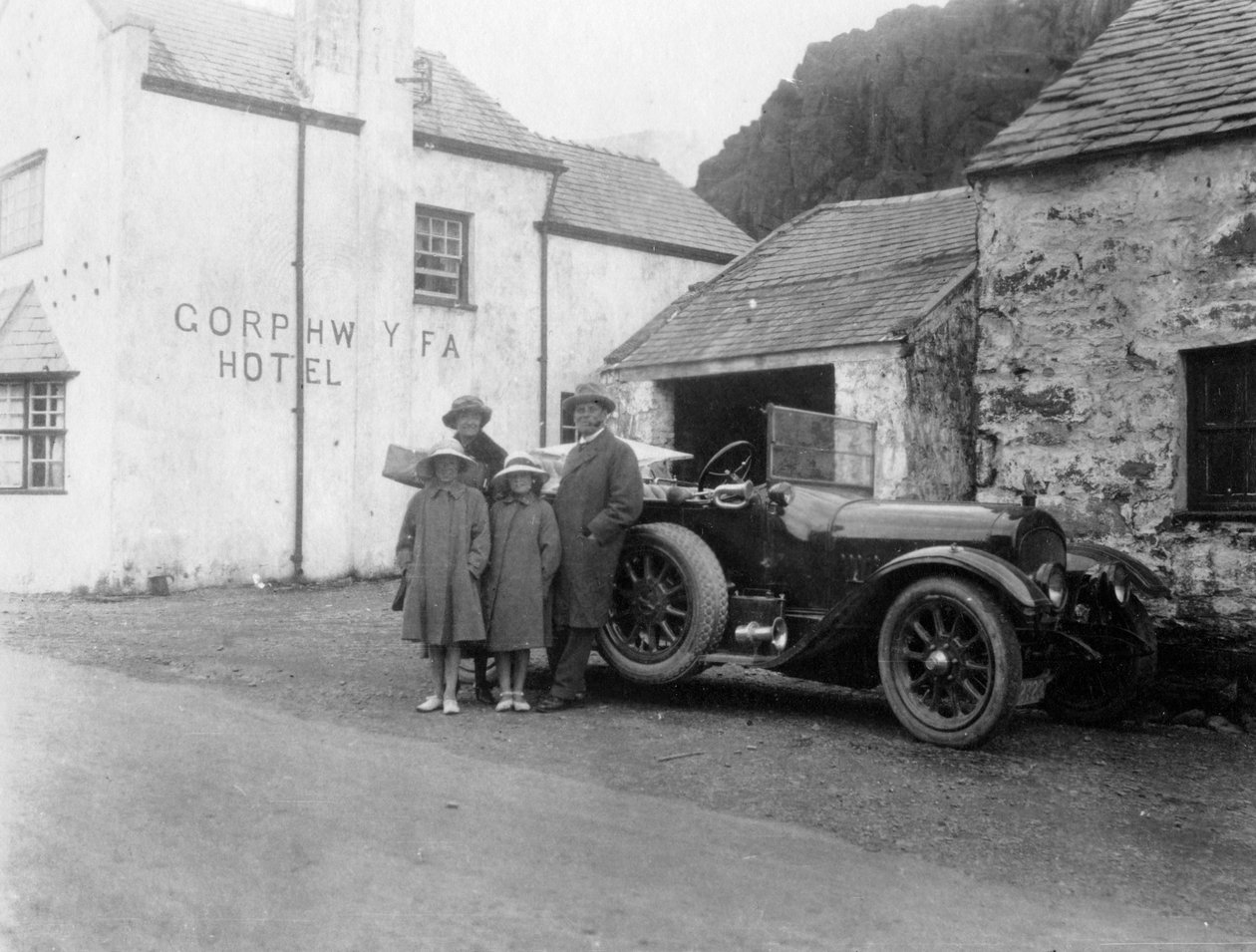 A family standing beside their car, Gorphwysfa Hotel, North Wales by Unbekannt