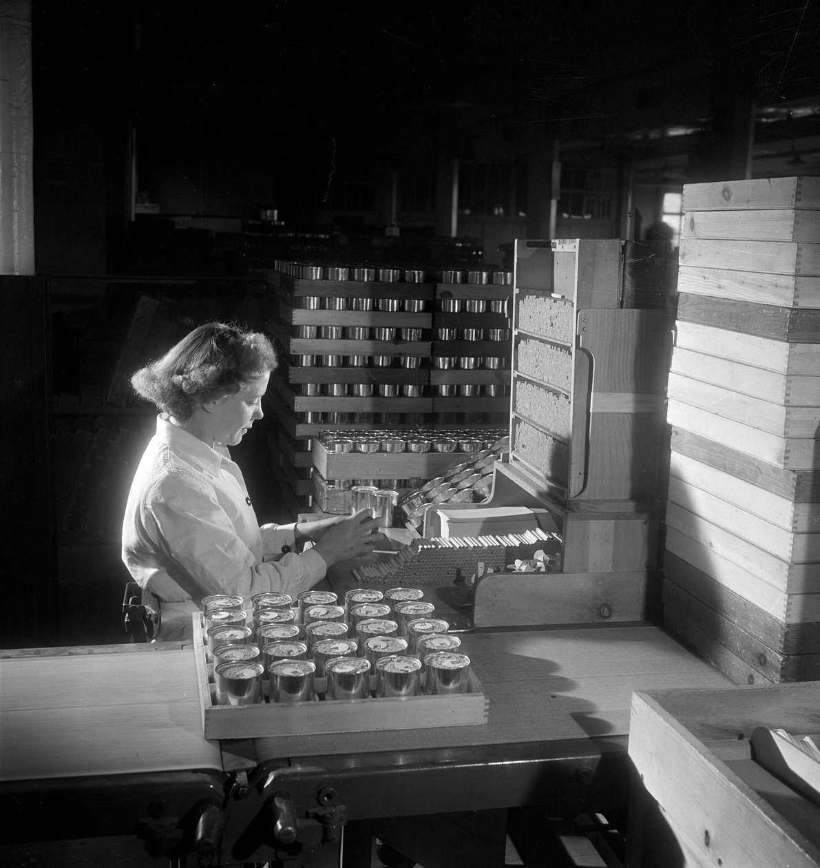 A female worker packs tins of cigarettes, London 1950 by Unbekannt