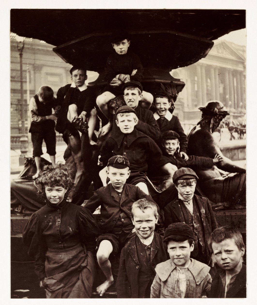 A group of children in front of the Steble fountain, Liverpool, c 1905 by Unbekannt