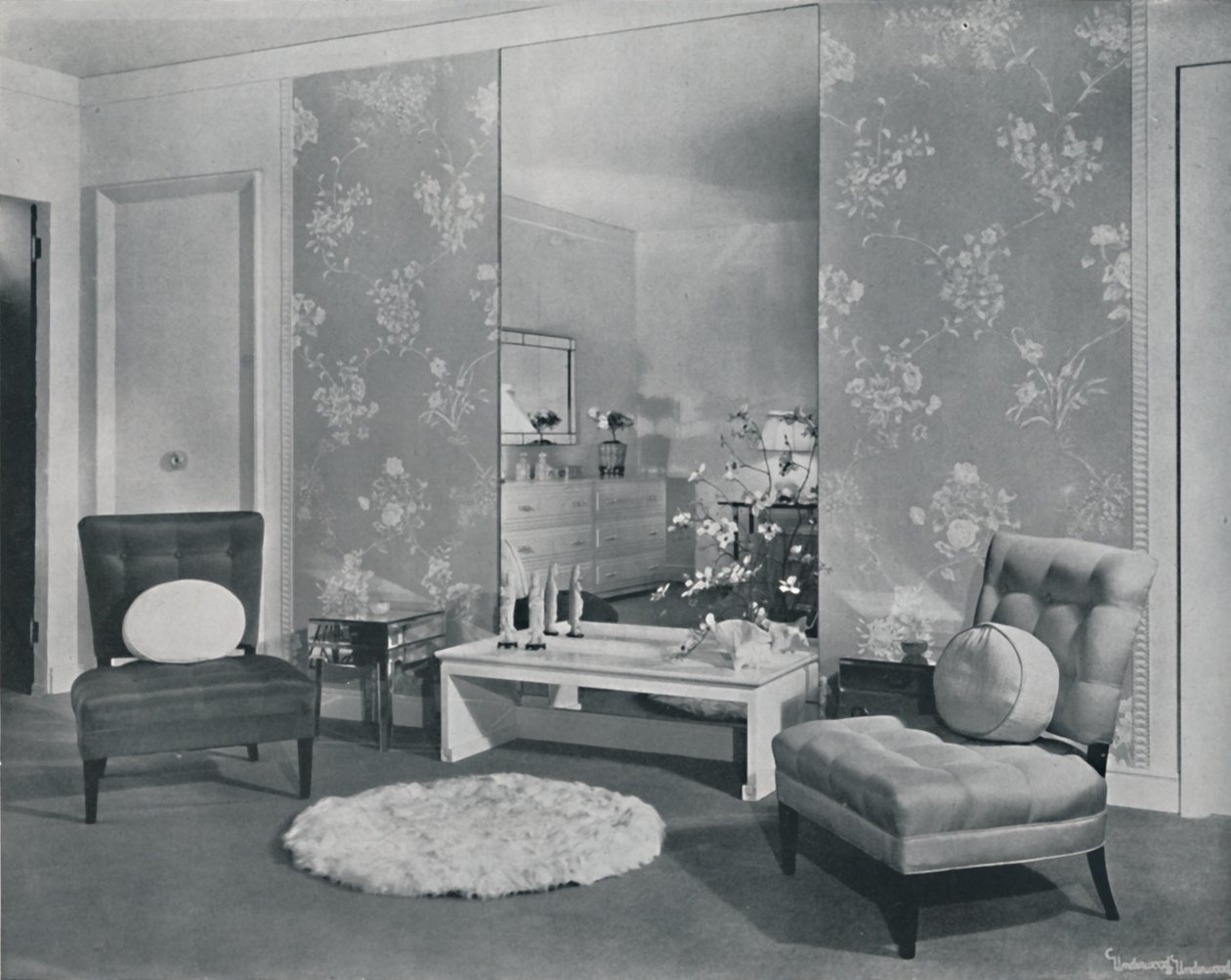 A modern bedroom inspired by the Chinese, 1942 by Unbekannt