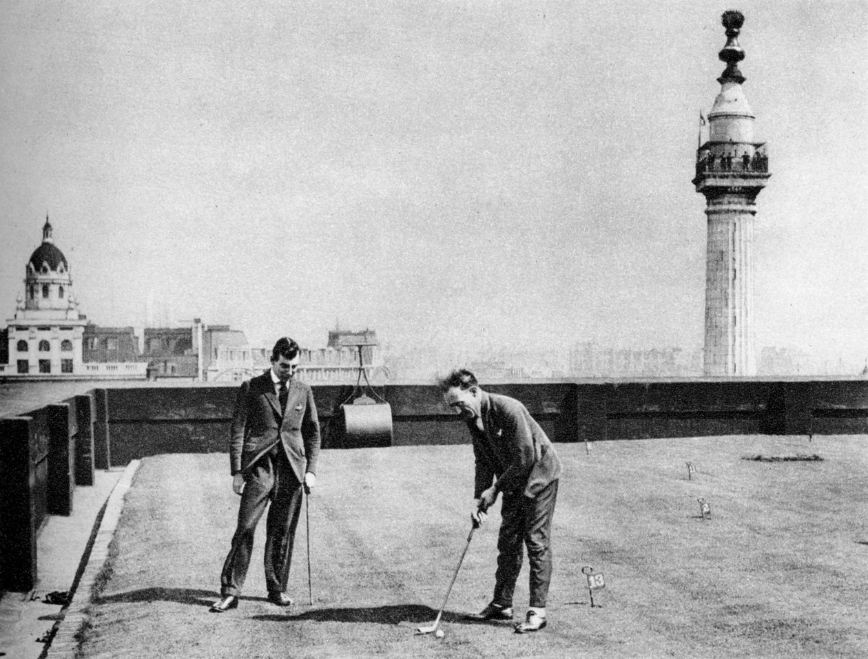 A putting green on the roof of Adelaide House, near London Bridge, London, 1926-1927 by Unbekannt