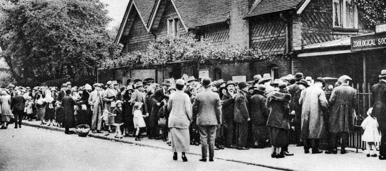A queue for the zoo on a national holiday, London, 1926-1927 by Unbekannt