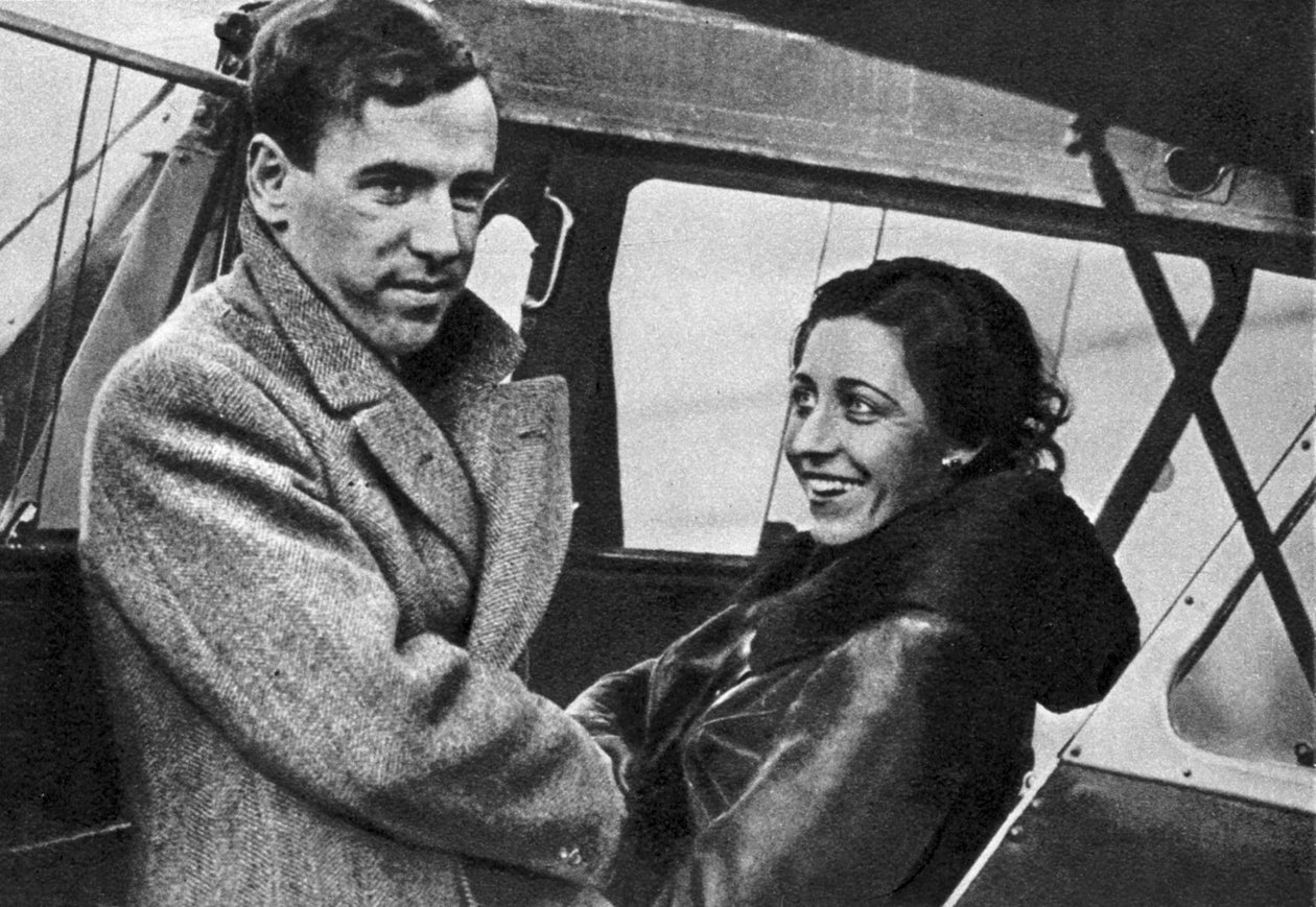 Amy Johnson, British aviator, about to set out for Cape Town, 1932 by Unbekannt