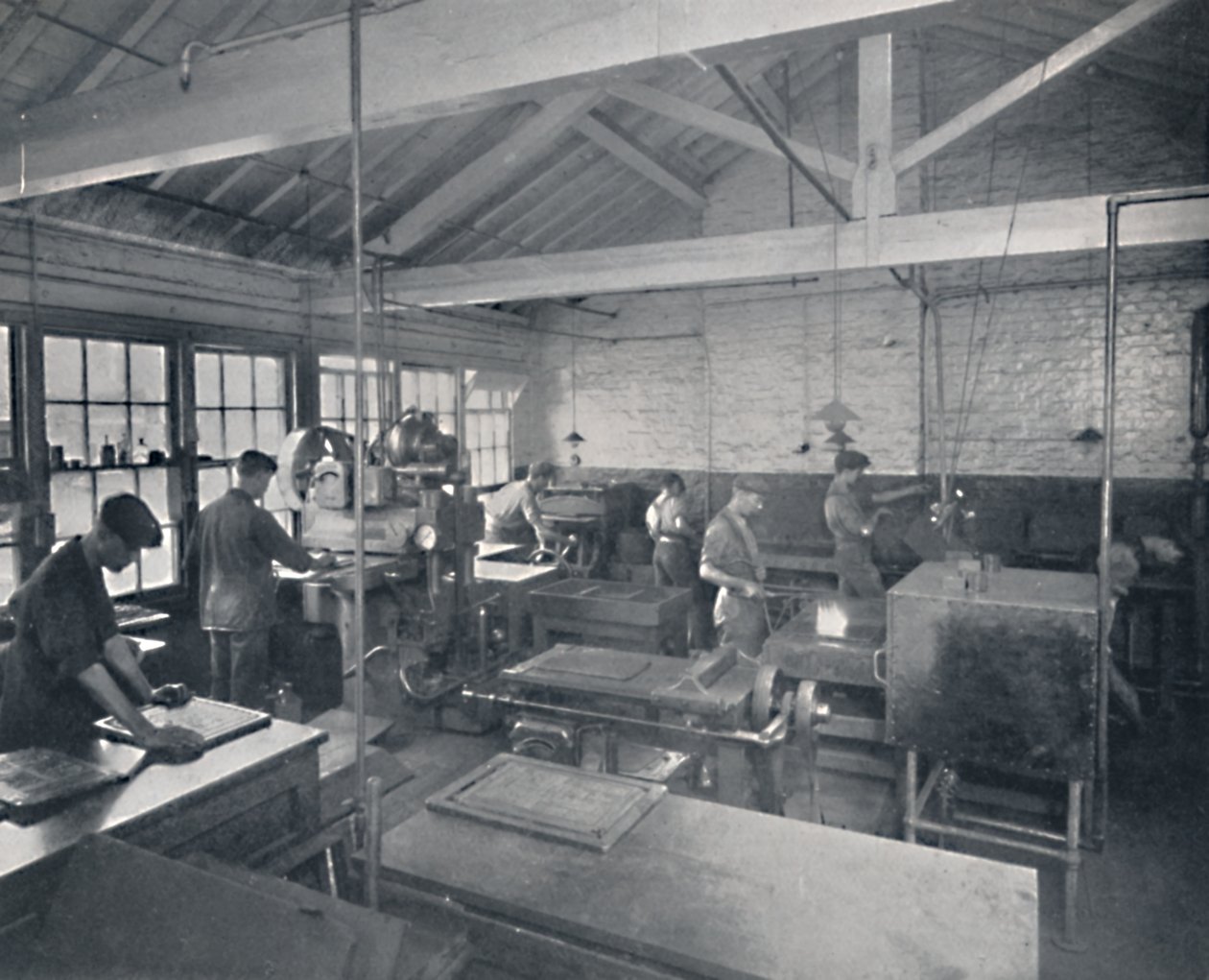At Work in the Foundry. Making Wax Moulds of the Pages, 1917 by Unbekannt