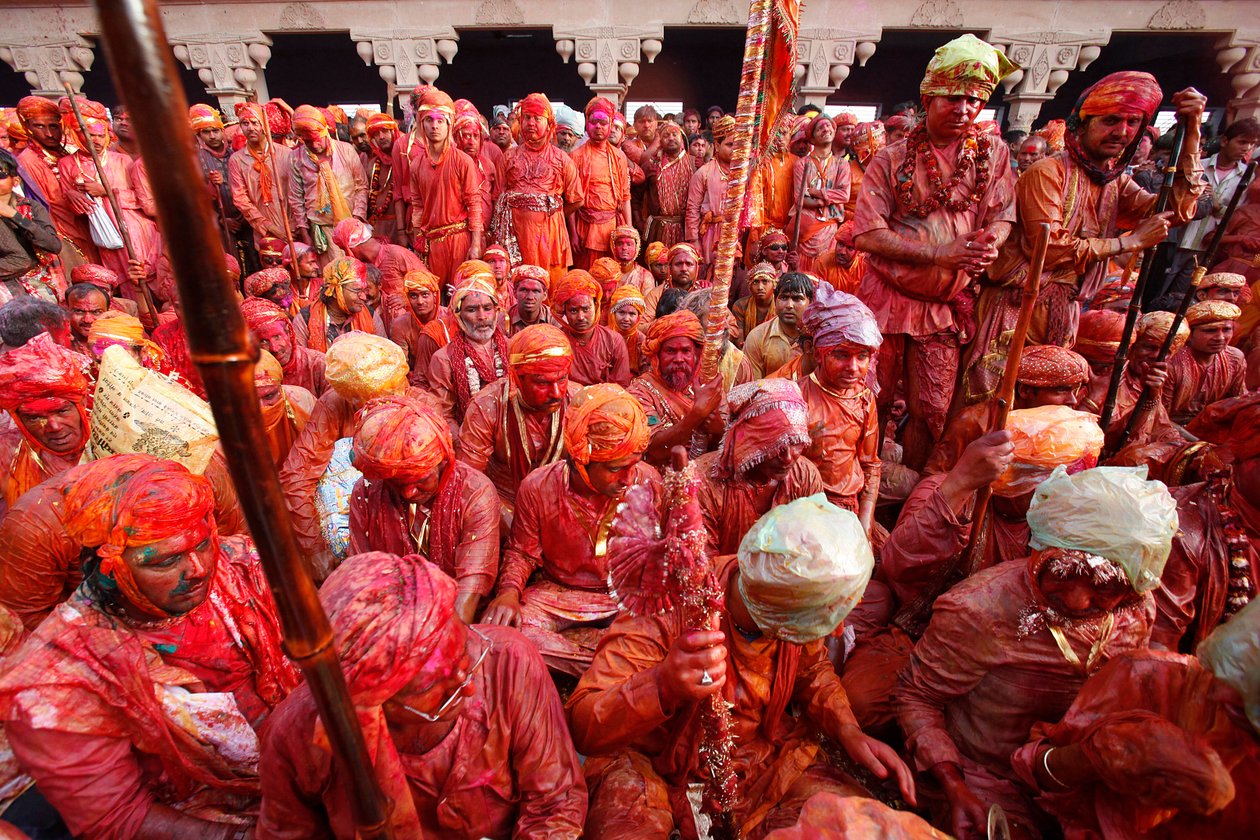 Barsana Villagers Celebrating Holi in Nandgaon, India by Unbekannt