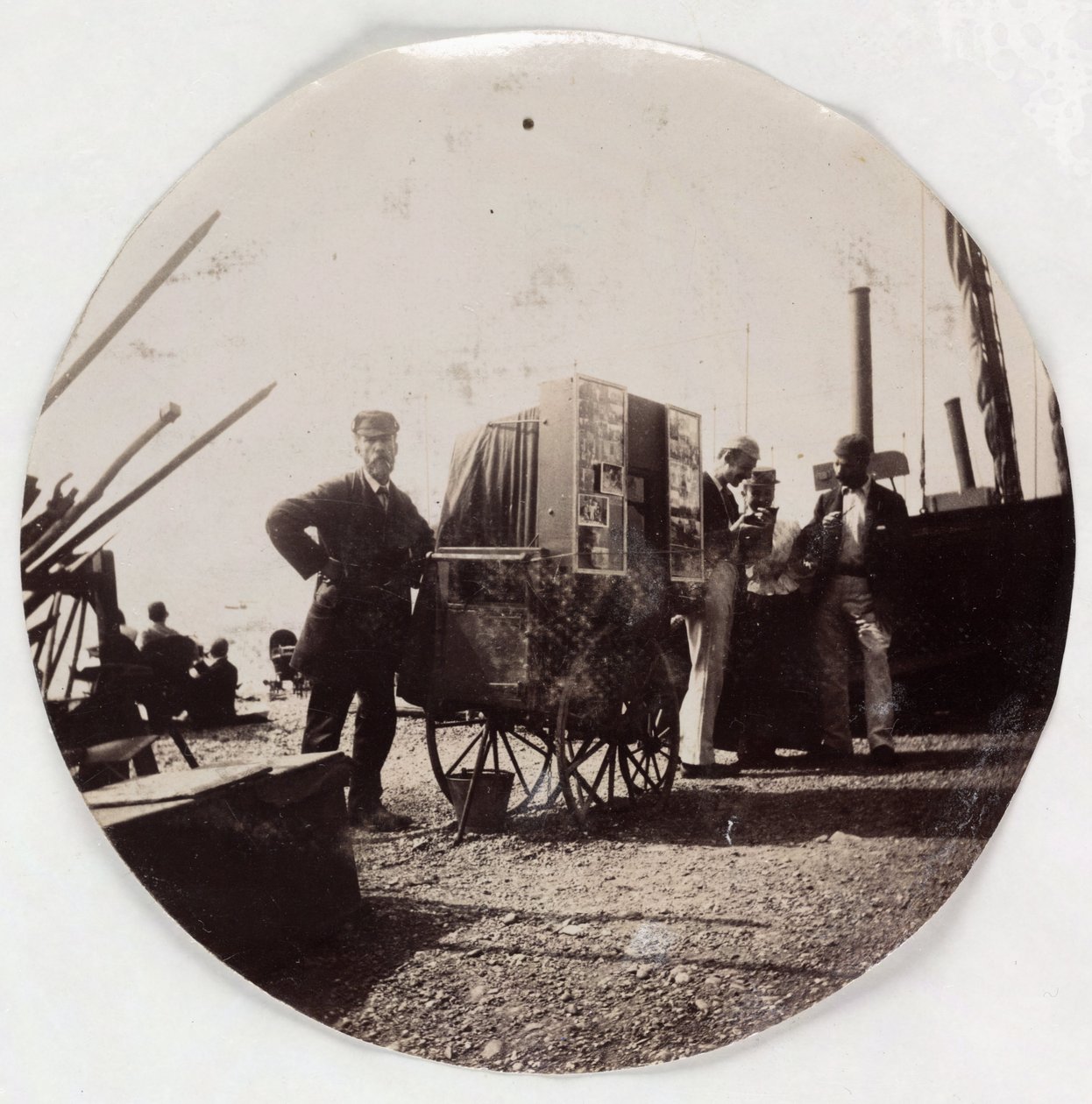Beach photographer, c 1890 by Unbekannt